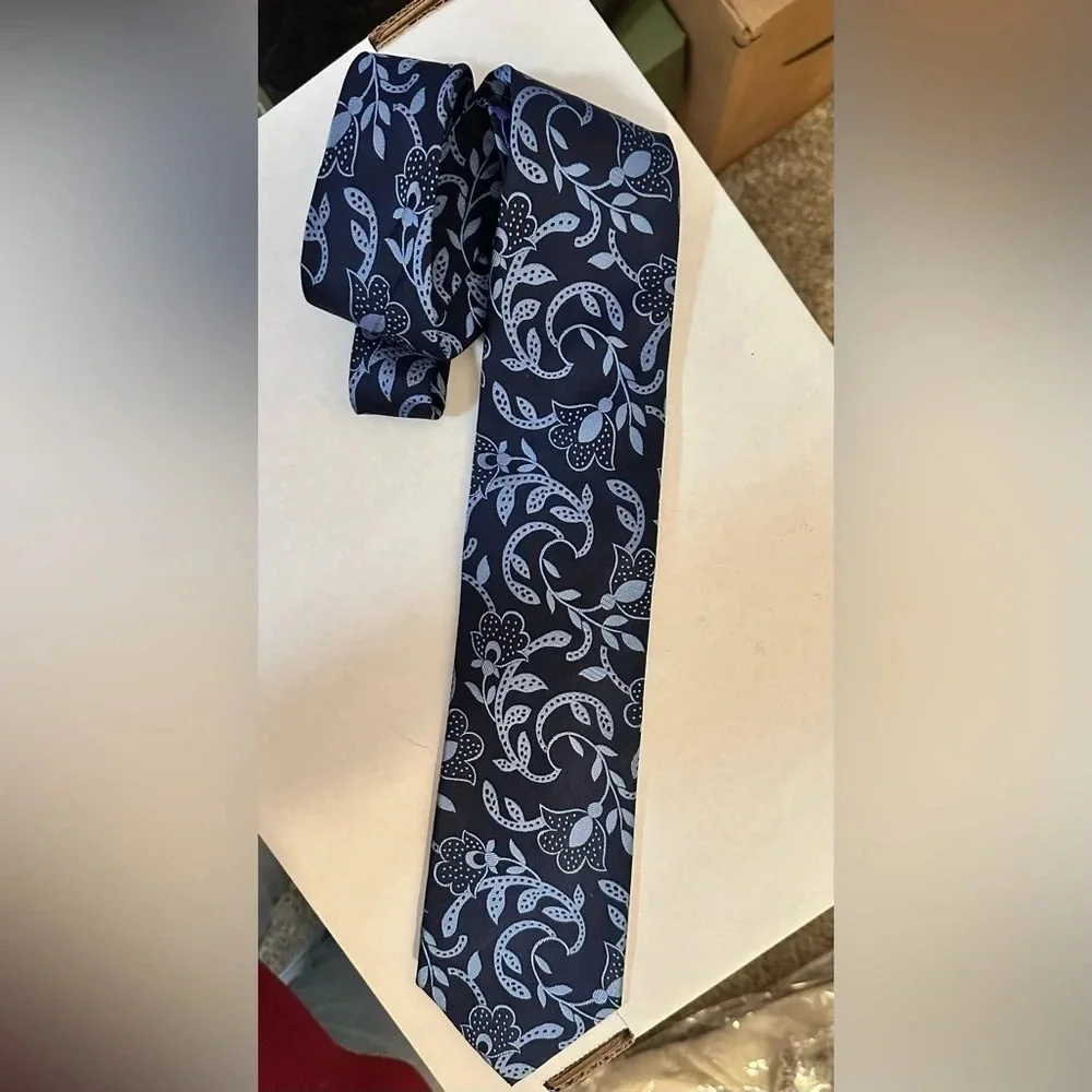 Paul Fredrick blue floral/paisley 100% silk tie